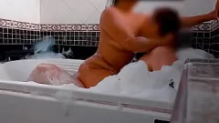 Odtwórz Duże cycki Latina sąsiadka wypełnia fantazję jacuzzi z dużym kutasem