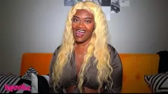 Abspielen Big cultes Ebony Babe gibt einen unvergesslichen Blowjob auf einer gemütlichen Couch