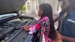 Reproducir Pequeña adolescente obtiene un coño falso arreglado en un estilo perrito cremoso