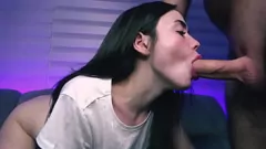 Afspelen Brunette tienervrouw laat haar man zijn hele grote lul in haar mond stoppen - actie van een amateurpaar