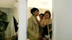 Redare Perla Lopez, în rolul unei slujnice curvă, este fucută tare de șeful ei și de prietenul său politician într-o orgie intensă hardcore