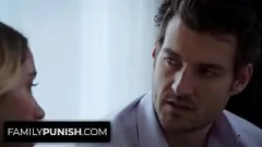 Reproducir Mira a Khloe Kapri, la pequeña estrella porno rubia, ser follada en la oficina por su tío adoptivo en esta ardiente escena porno familiar.