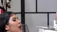 Jouer Une superbe fille se fait inonder la chatte serrée de pisse chaude et éclabousse partout