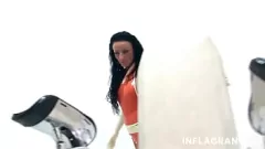 تشغيل غريب الأوروبية جبهة تحرير مورو الإسلامية في اللاتكس يحصل على الإصبع مارس الجنس وfacialized من قبل لها الرقيق