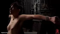 Odtwórz Papież chłosta związaną brunetkę w ekstremalnej sesji ostrego ruchania bdsm