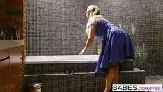 Abspielen Ich argumentiere mit dem Bruder, warum er in seine Dusche gegangen ist und als er seinen Schwanz zeigt, stecken beide Schwestern zum Ficken ein