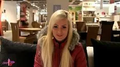 Reproducir Rubia rusa chupa polla y se folla vestida