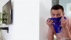 يشم سراويل داخلية لها ثم يأخذ لها الديك مع صاحب الديك