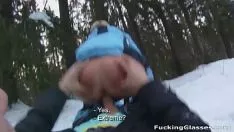 Xxx na neve com uma loira morta depois de um galo