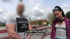 Reproducir Prostituta que es follada por un músculo