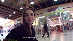 Reproducir Joven morena en el centro comercial con pareja sexual en la cabina de ensayo