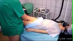 Jouer Il fait une piqûre à la patiente, l'endort, puis l'emmène à sa mauvaise bite