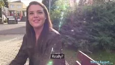 Reproducir Sexo en el parque con una morena follada en el banco