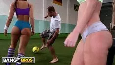 Reproduzir Dois bichanos jogam futebol e perdem e precisam foder no campo