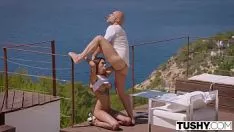 Süper Seksi Bir Kızla Sabah Balkonda Denizde Seks
