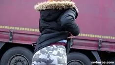 Redare Punkerita roscata filmata cum o suge in public