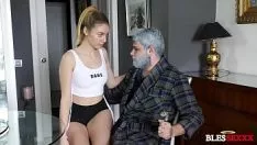 Questo nonno con la pelle grossa e la barba bianca mette incinta la sua pronipote