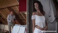 Afspelen Ze gaat over haar grootvader heen en laat hem haar in bed neuken met tongen in haar poesje
