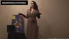 Oynat Derse gelen esmer öğretmen bir öğrenci tarafından soyulur.