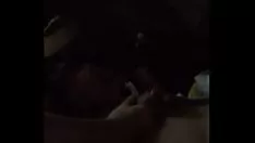 Afspelen Ze wrijft over de lul als een echte pro