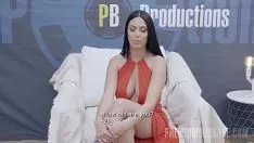 Reproduzir A atriz de filme pornô muito inocente está excitada ao máximo por este homem