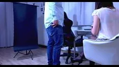 Jouer Si permette di scopare una escort bruna sexy e calda con labbra morbide