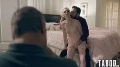Redare Se uita in camera cand suge pula aceasta tanara sexy