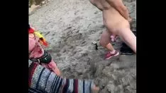 Oynat Daha az nüfuslu bölgelerde plajdaki sıcak kumların üzerinde kalmayı seviyor.