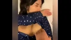 Abspielen Asiatisches Mädchen sehr dünn und ohne Titten in einem BH
