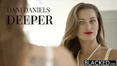 Afspelen Deze getatoeëerde vrouw zuigt een pik en wil haar partner neuken