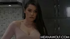 Redare TArfa bruneta care aduce mancarea acasa este dezbracata