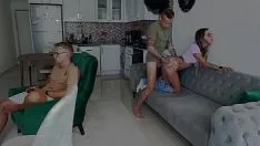 Reproduzir Buceta gorda sendo fodida por trás pelo parceiro tatuado que quer sentir