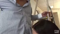 Oynat Karısının amını ormanda ağaca yaslanmış halde dillendiriyor