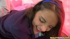 Jouer Elle se met la langue dans la chatte et le cul pendant qu'il profite du sexe oral