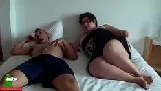 Reproducir La mujer regordeta yace en la cama esperando que la follen duro