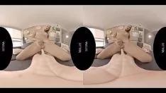 Reproducir Fóllate a una belleza rubia de tetas pequeñas que sabe chupar pollas y hacerlo