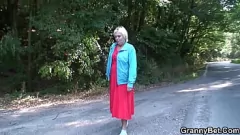 Oynat Olgun sarışın büyükanne açık havada arkadan kabaca becerdin alır