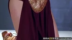 Actorii Se Fut In Spatele Culiselor Imbracati In Armure