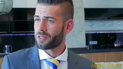 Odtwórz Hector De Silva na oklep Axela Maxa w biurze