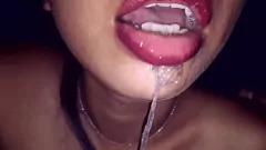 Reproduzir Latina Amadora Deepthroat e Ejaculação com Seus Seios Naturais