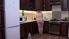 Redare Juicy BBW Cooks Dinner Naked: Fetiș de casă și delicii cu fundul mare