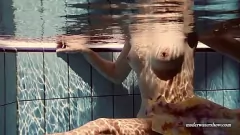 Odtwórz Mokro i dziko: podwodny występ 18-letniej rosyjskiej laski w bikini Lery