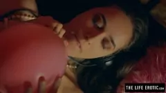 Redare Balloon Fetish MILF cu sfârcurile umflate se masturbează greu