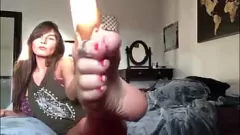 Jouer Adolescente sensuale che mostra i suoi piedi e le dita irresistibili in dettaglio esplicito