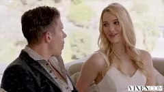 Jouer Kenna James - Une bombe blonde se fraye un chemin vers le sommet avec une éjaculation faciale
