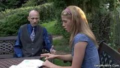 Jouer Il marito cornuto guarda un amico che scopa la moglie per soldi