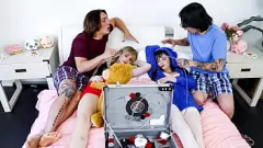 Abspielen Step Sisters Foursome Fantasy – Familien-Rollenspiel-Abenteuer