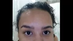 Reproducir La estrella porno latina Jully Ninfetinha disfruta de un baño sexy y prepara su delicioso coño para una follada dura
