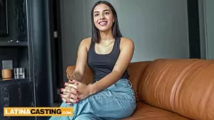 Reproduzir Adolescente amador colombiano de 18 anos babando sobre um grande galo branco em um elenco falso!