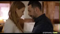 Abspielen Daddys ungezogenes kleines Geheimnis: Stiefdad kann die Masturbationssitzung der Stieftochter nicht widerstehen